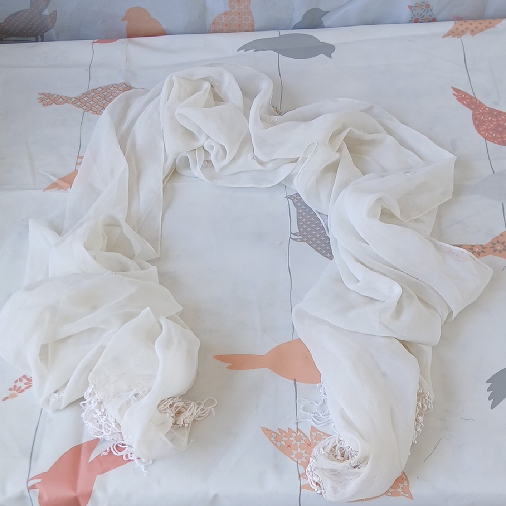 Vinrage Elegant White Scarf with Lace Trim